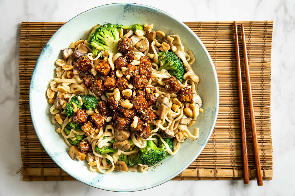 Sesam-Tempeh auf Brokkoli-Nudeln mit cremiger Erdnusssauce