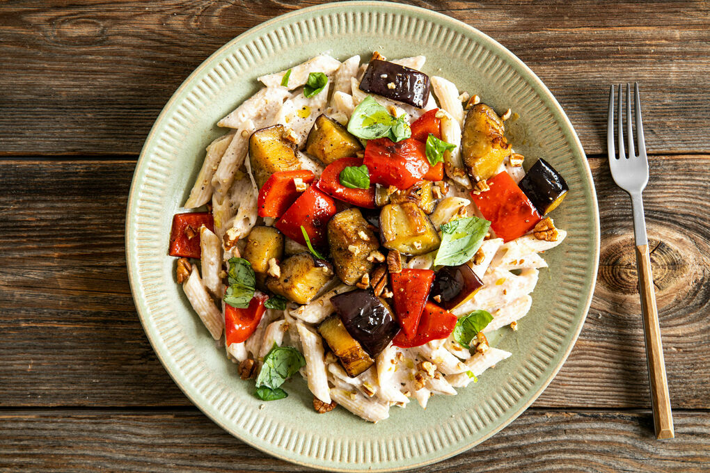 Paprika-Auberginen-Pasta vegan mit cremiger Walnusssauce und Basilikum