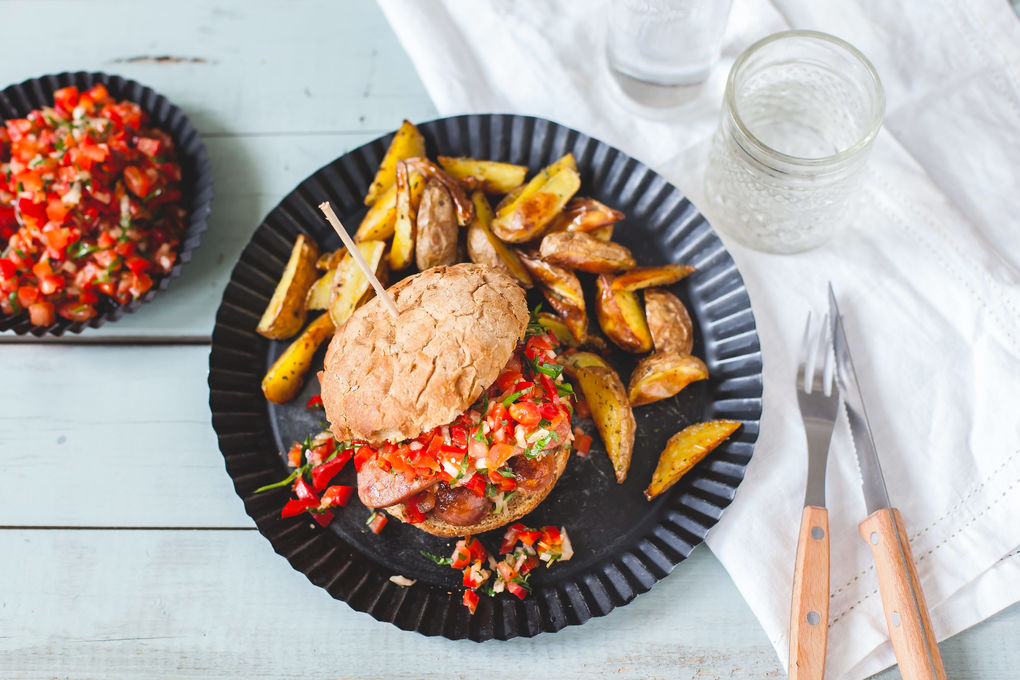 Salsiccia-Burger mit Chilisalsa und Kartoffel-Wedges