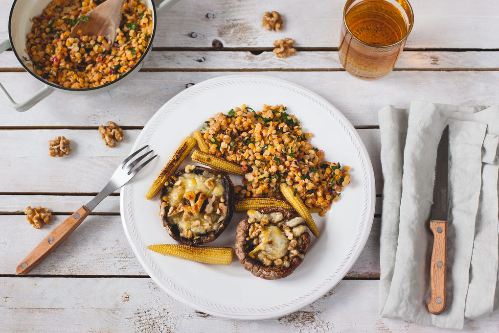 Überbackener Portobello-Pilz mit Linsensalat und Babymais