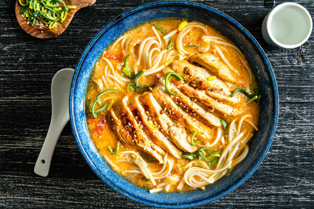Tomaten-Ei-Suppe mit Sesamhähnchen und Weizennudeln