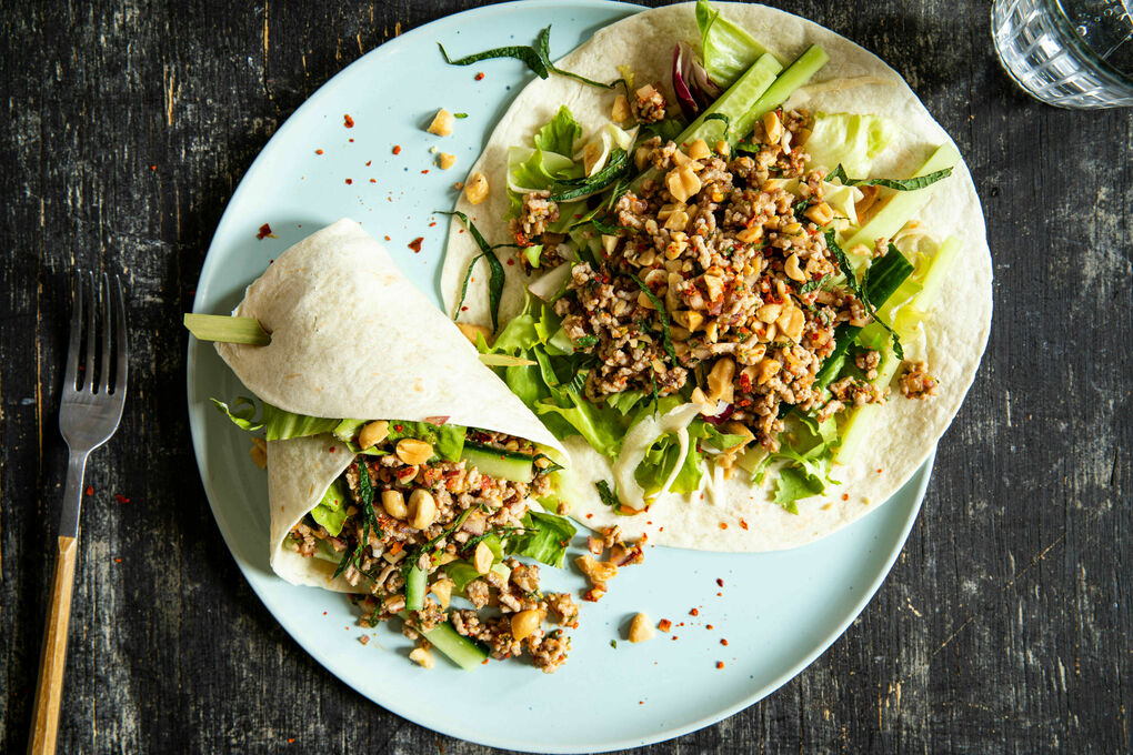 Laotischer Hackfleischsalat vom Schwein serviert als Wrap mit Gurke und Erdnüssen