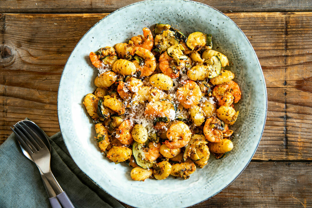 Garnelen mit Gnocchi und Gemüse verfeinert mit rotem Pesto und Käse