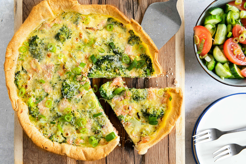 Feine Räucherlachs-Quiche mit Brokkoli dazu Tomaten-Gurken-Salat