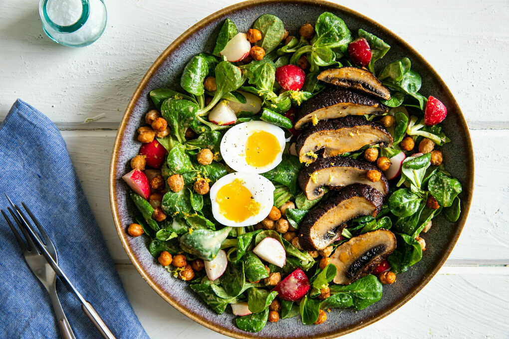 Portobello-Pilze und wachsweiches Ei auf Feldsalat Caesar-Style