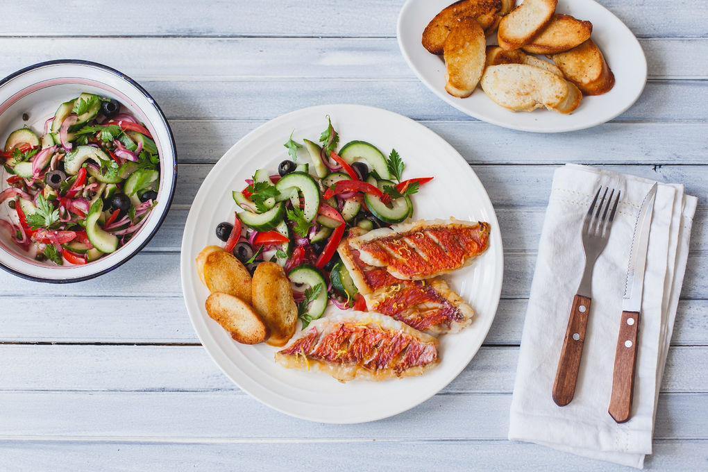 Rotbarbe mit sommerlichem Salat und Baguette