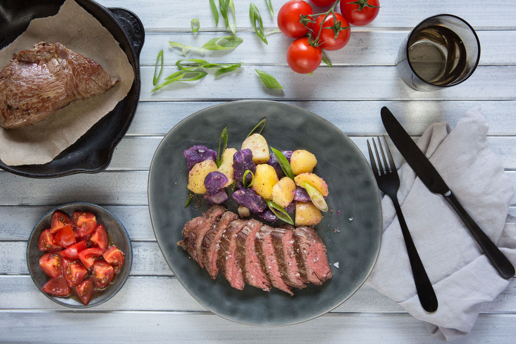 Hüftsteak mit Salat aus zweierlei Kartoffeln und Tomaten