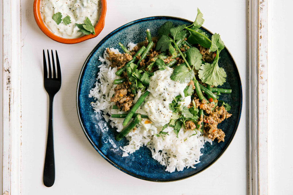Schnelle Hackfleisch-Bohnen-Pfanne auf Jasminreis mit Joghurt-Gurken-Dip