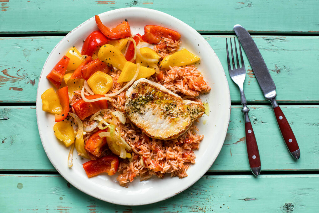 Saftige Schweinerückensteaks mit Djuvec-Reis und buntem Paprikagemüse