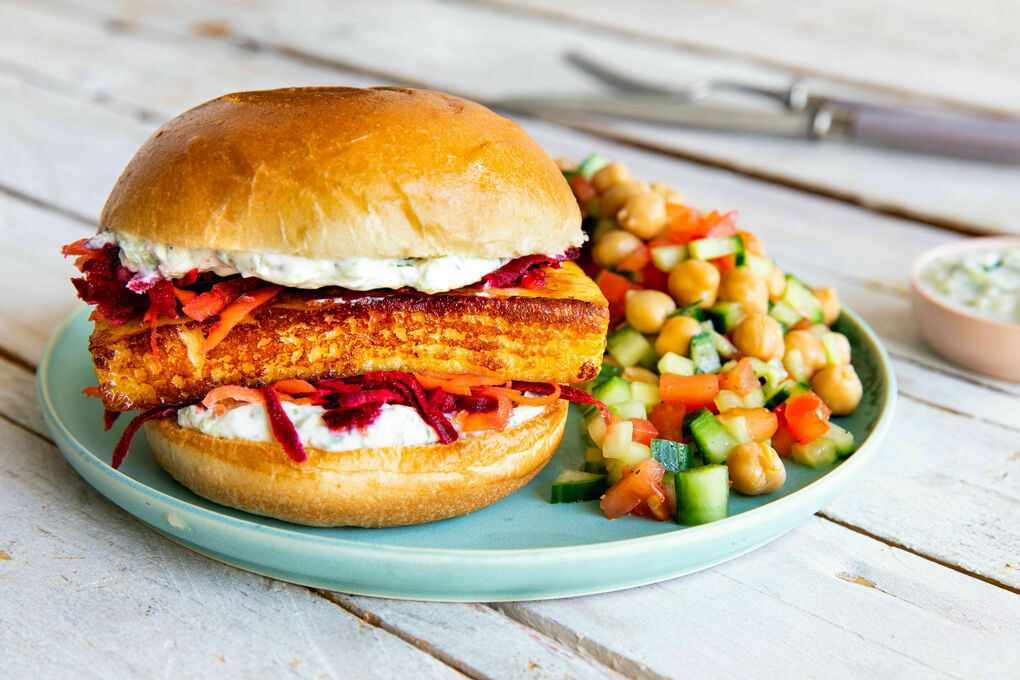 Paneerburger mit marinierter Karotte dazu Kichererbsensalat und Raita
