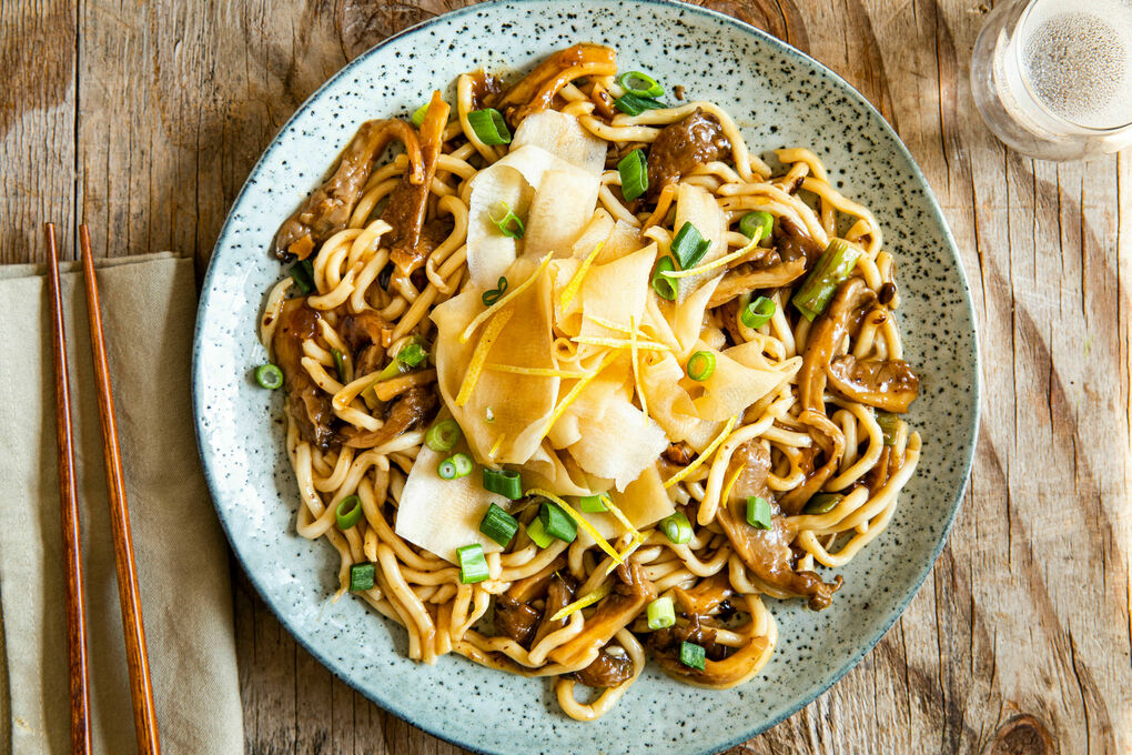 Udon-Nudeln koreanische Art mit Austernpilzen und eingelegtem Kohlrabi