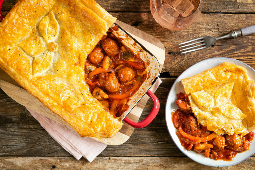 Pizza Pot Pie mit veganen Hackbällchen und Tomatensauce mit Paprika und Pilzen