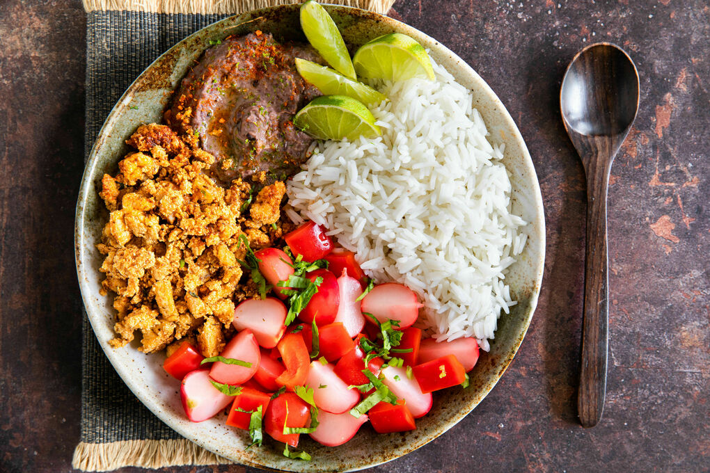 Reisschüssel mit knusprigem Tofu mit Bohnenhummus und eingelegtem Gemüse