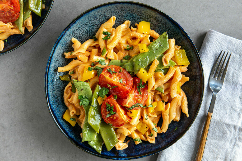 Pasta mit gegrilltem Gemüse in cremiger Tomatensauce mit Sojasahne