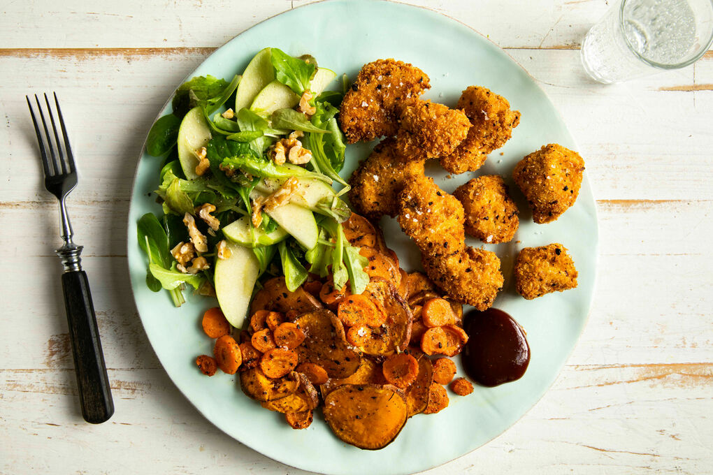 Hähnchennuggets mit Gemüsechips dazu Salat mit Apfel und Walnuss