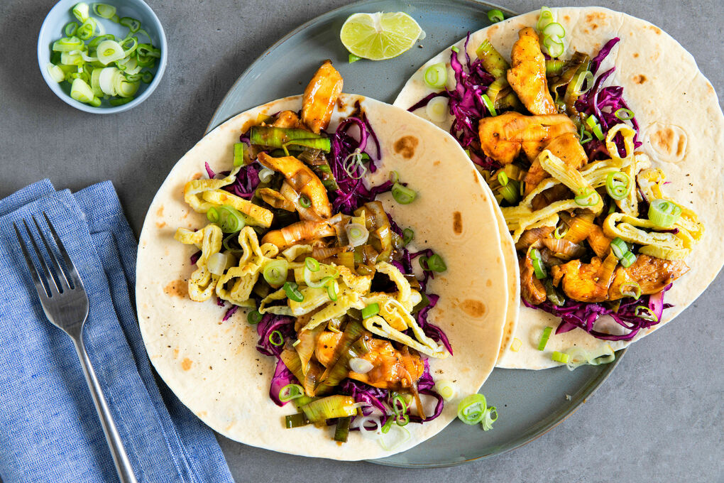 Hähnchentacos „Moo shu“-Style mit Omelettstreifen und Rotkohlsalat