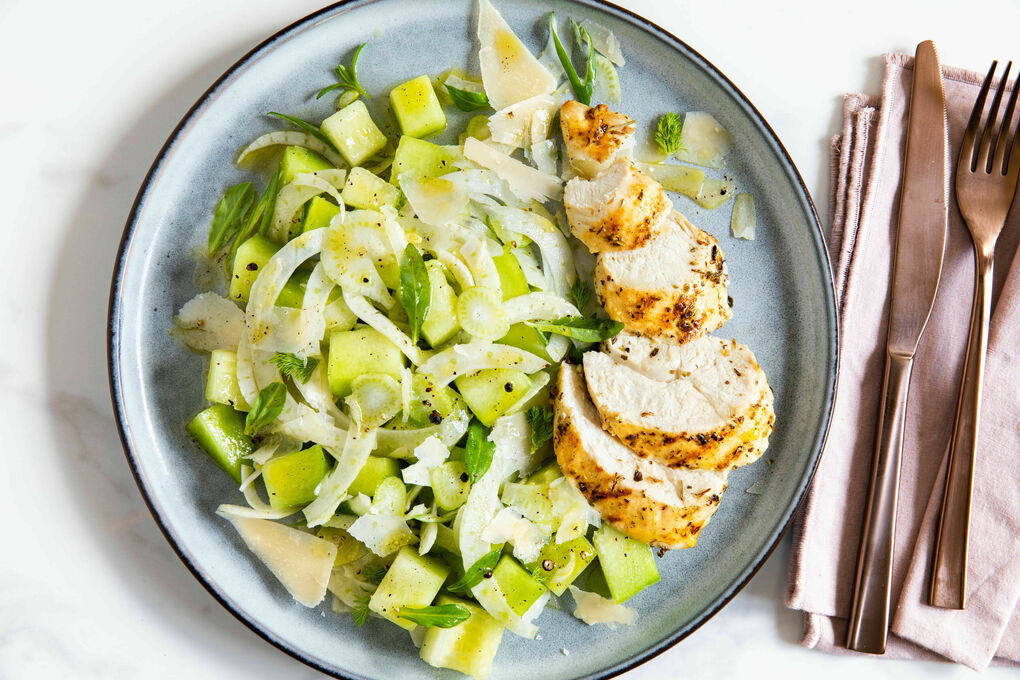 Kräuterhähnchen Low Carb mit Fenchel-Melonen-Salat