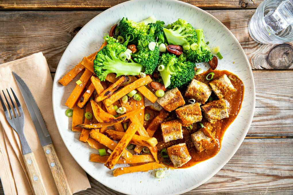 Rindswurst mit Tomaten-Curry-Sauce dazu Süßkartoffeln und Brokkoli mit Mandeln