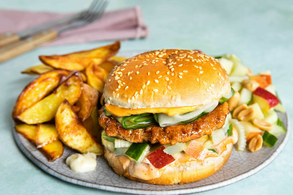 Veggie-Burger mit Ahornsirupglasur dazu Röstkartoffeln und Apfel-Gurken-Salat