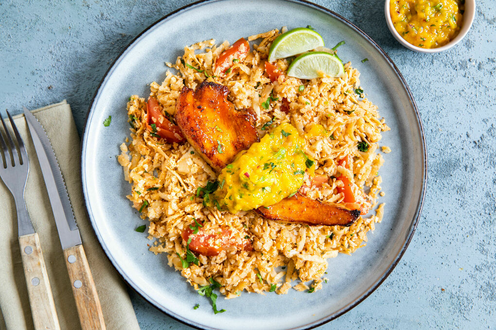Knusprig-süßer Schweinebauch mit Blumenkohlreis und Mangosalsa