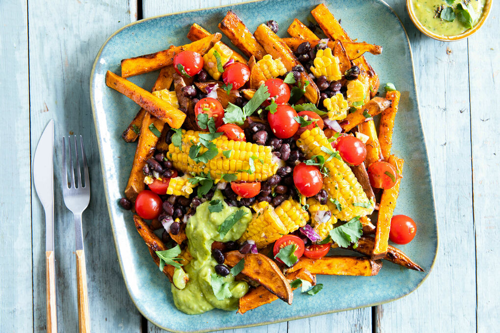 Süßkartoffeln kubanische Art mit Guacamolecreme und frischem Maissalat