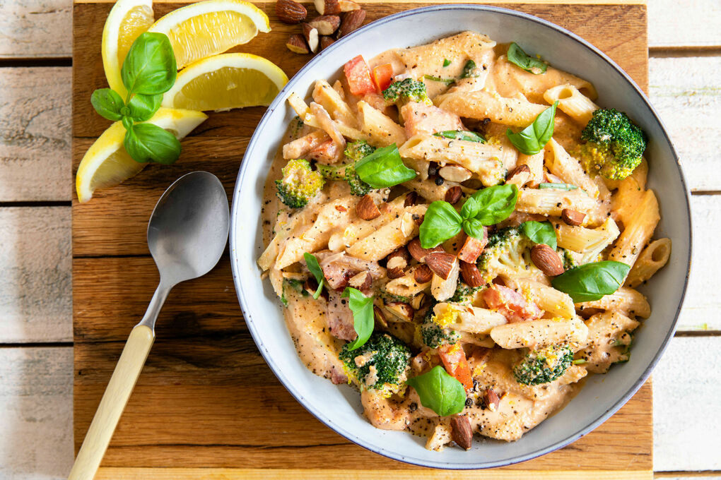 Penne mit Rauchmandeln und Brokkoli in veganer Cashew-Tomaten-Creme