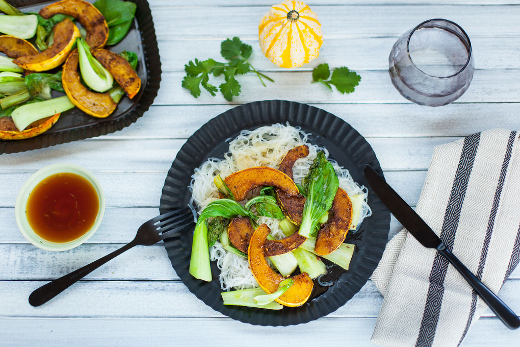 Chinesisch gewürzte Kürbisspalten mit Pak Choi und Glasnu