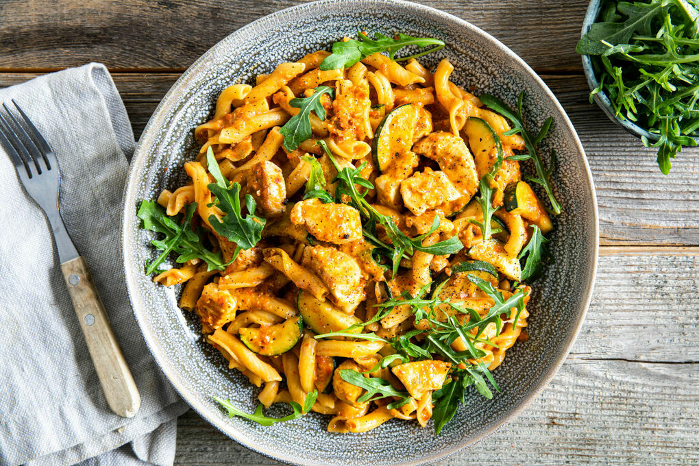 Hähnchenpasta mit Paprikapesto mit Zucchini und Rucola