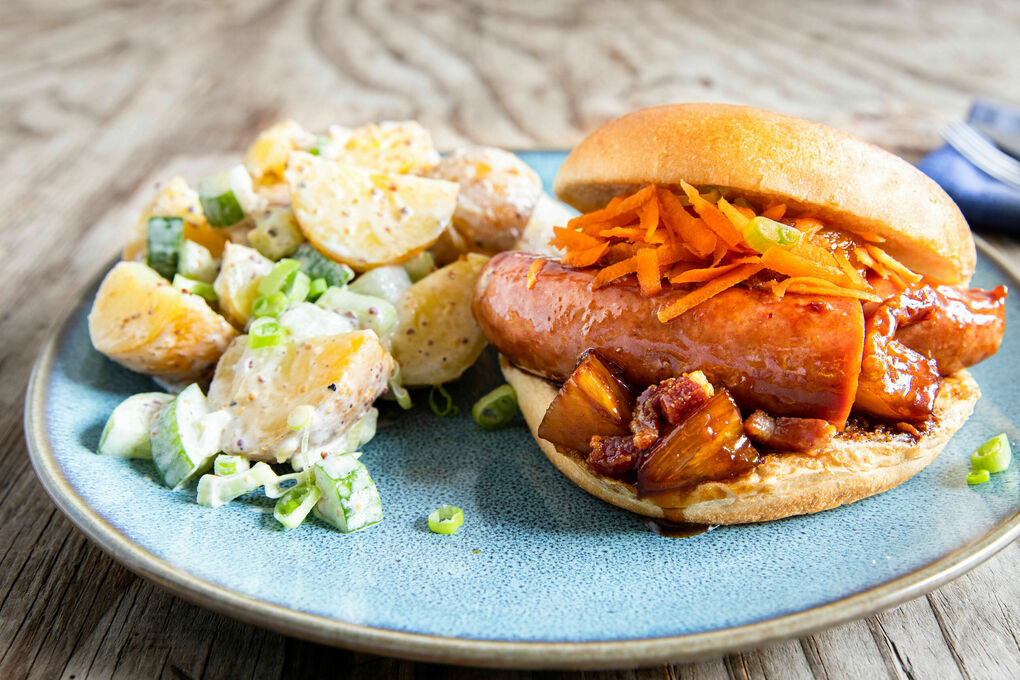 Hotdog Hawaii mit Rindswurst & Speck dazu Kartoffel-Gurken-Salat