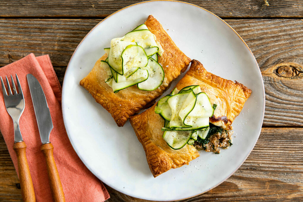 Blätterteigtaschen mit Hack und Spinat dazu Zucchini mit Minze