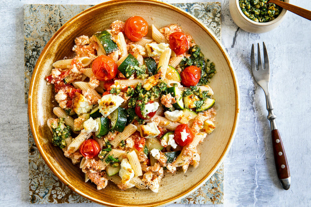 Cremige Feta-Gemüse-Penne mit Walnussgremolata