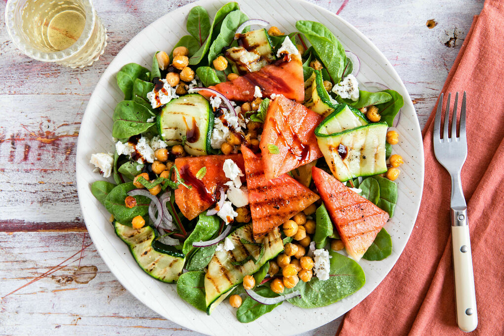 Salat mit gegrillter Melone und Feta mit Babymangold, Kichererbsen und Zucchini