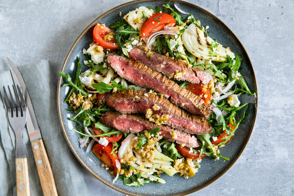 Rindersteak auf lauwarmem Salat mit gegrilltem Fenchel und Feta