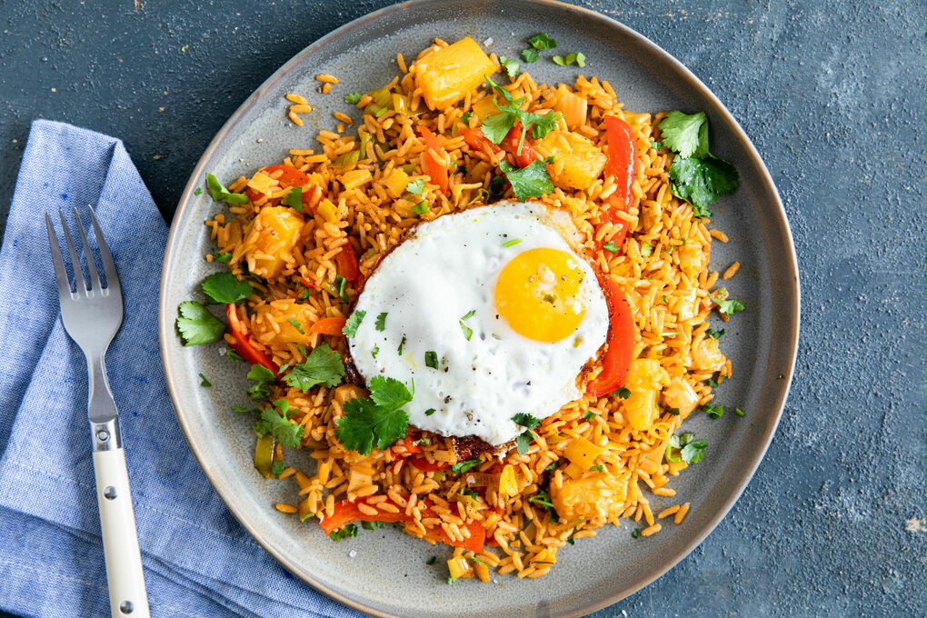 Gebratener Vollkornreis mit Spiegelei pikant mit roter Currypaste und Ananas
