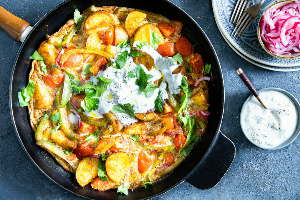 Indische Kartoffel-Gemüse-Frittata mit Korianderjoghurt und süßsauren Zwiebeln