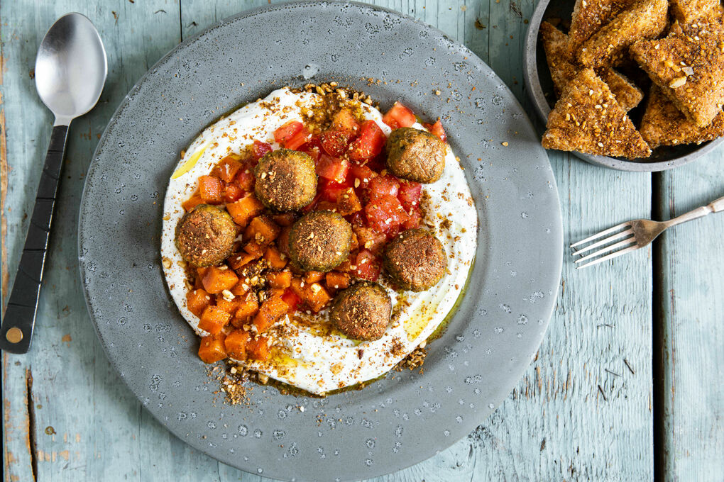 Falafel-Bowl mit Vollkornpitachips mit cremigem Joghurt und Gemüse