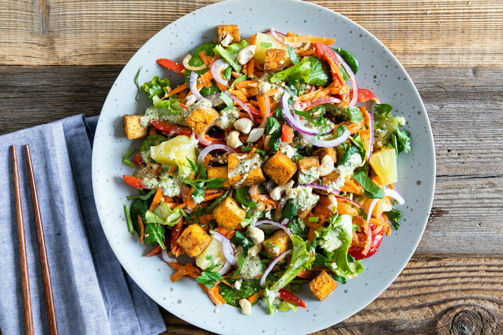 Fruchtiger Thai-Salat mit Tofu und buntem Ananas-Cashew-Gemüse