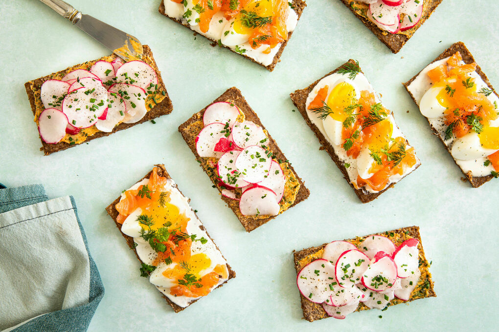 Special: Stulle de luxe mit Lachs und Ei und mit Radieschen und Kräutern