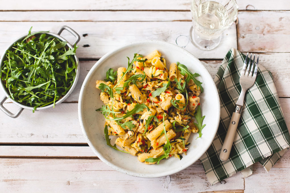 Pasta mit Zucchini, Rucola und Artischocken