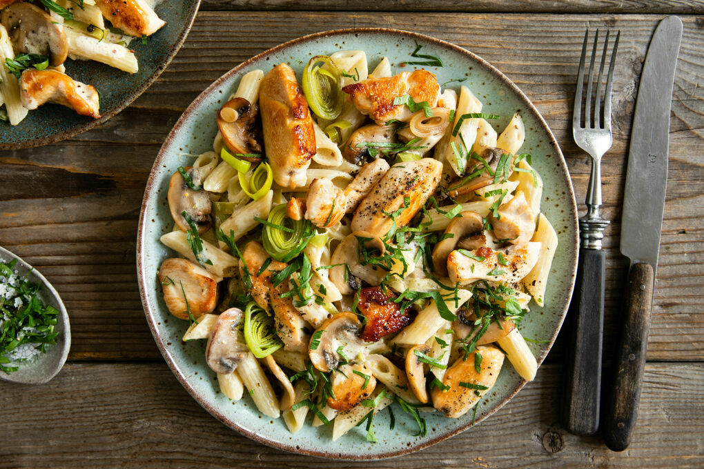Hähnchengeschnetzeltes mit Pasta und cremiger Champignons-Lauch-Sauce