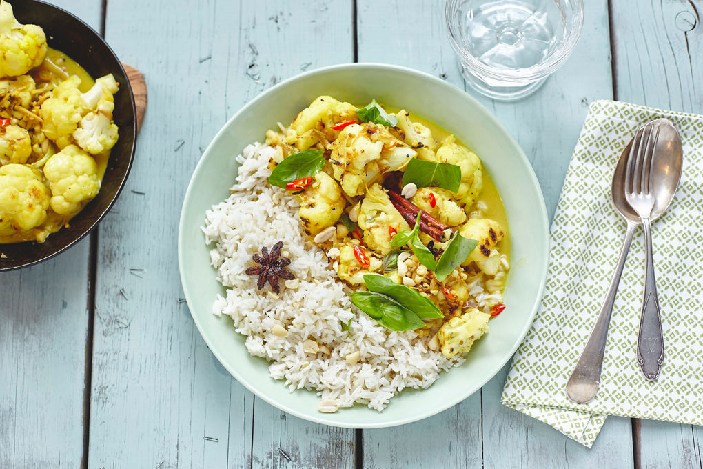 Schnelles Curry aus Sri Lanka mit Erdnüssen, Blumenkohl und Reis