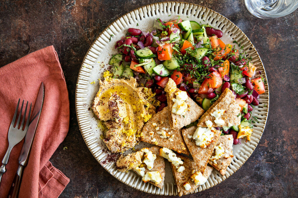 Libanesischer Hummusteller mit Feta und Gurken-Bohnen-Salat mit Tomate