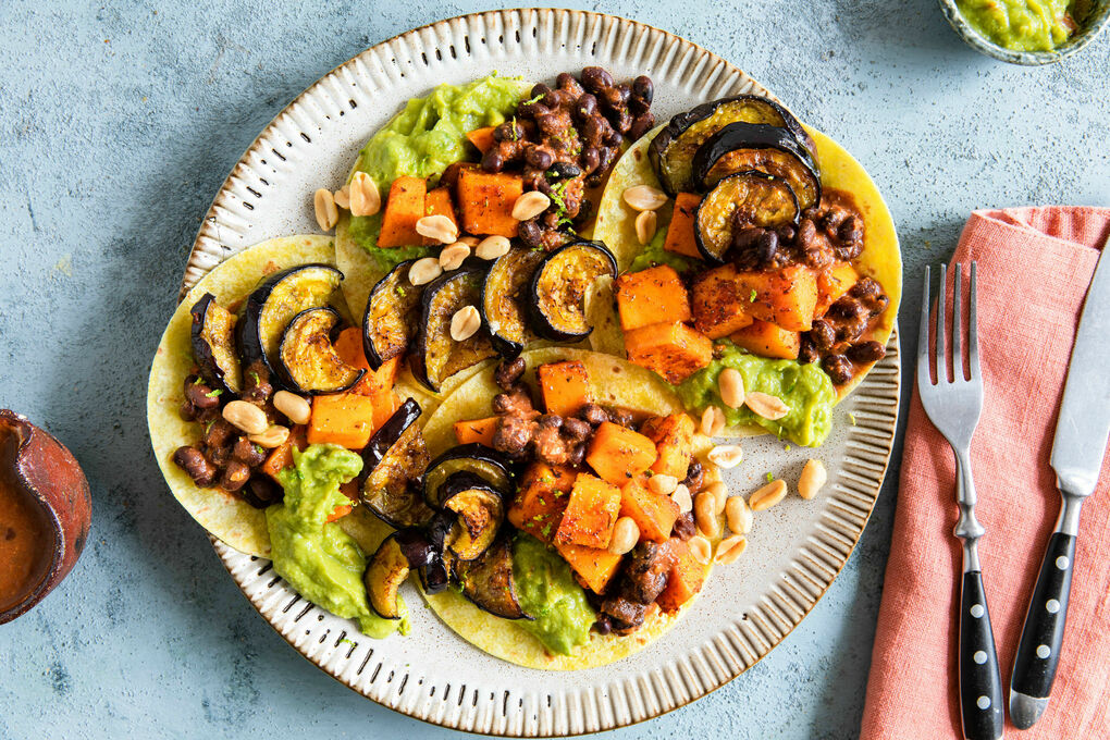 Tacos mit Auberginen-Süßkartoffel-Gemüse mit Guacamole und Bohnen in Mole