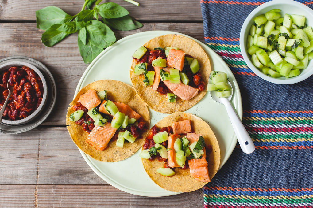 Fisch-Tacos mit Gurkensalsa und Bohnen
