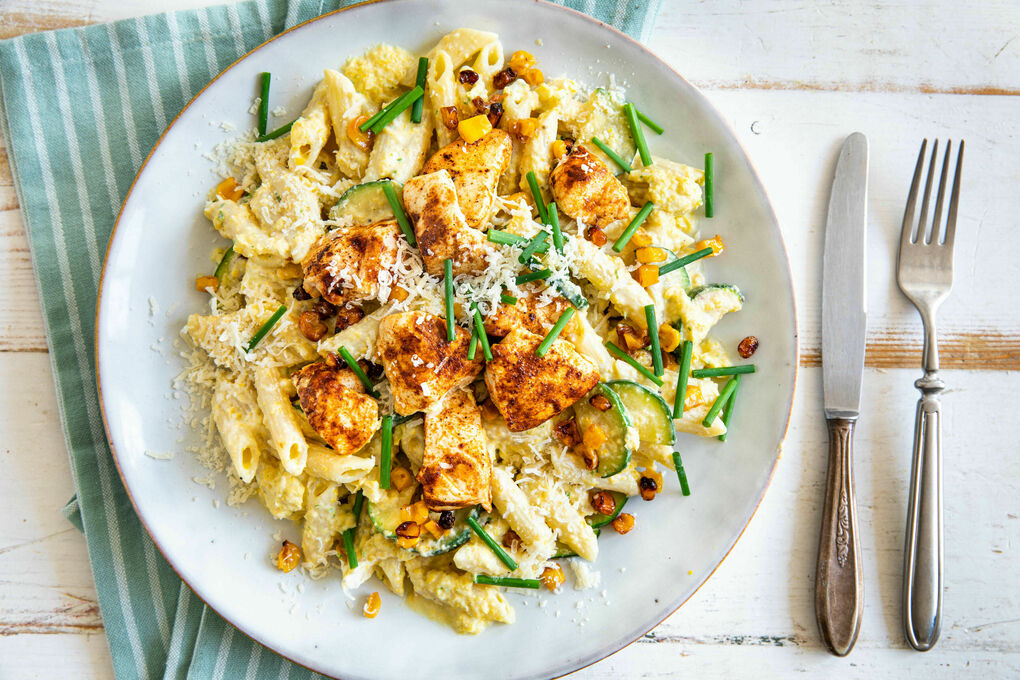Zucchini-Hähnchen-Pasta mit Mais in cremiger Schnittlauchsauce
