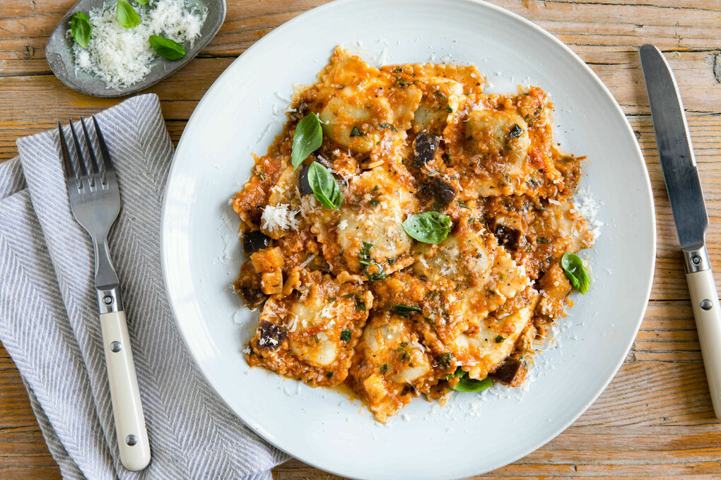 Ricotta-Spinat-Ravioli und Aubergine in fruchtiger Tomaten-Oliven-Sauce