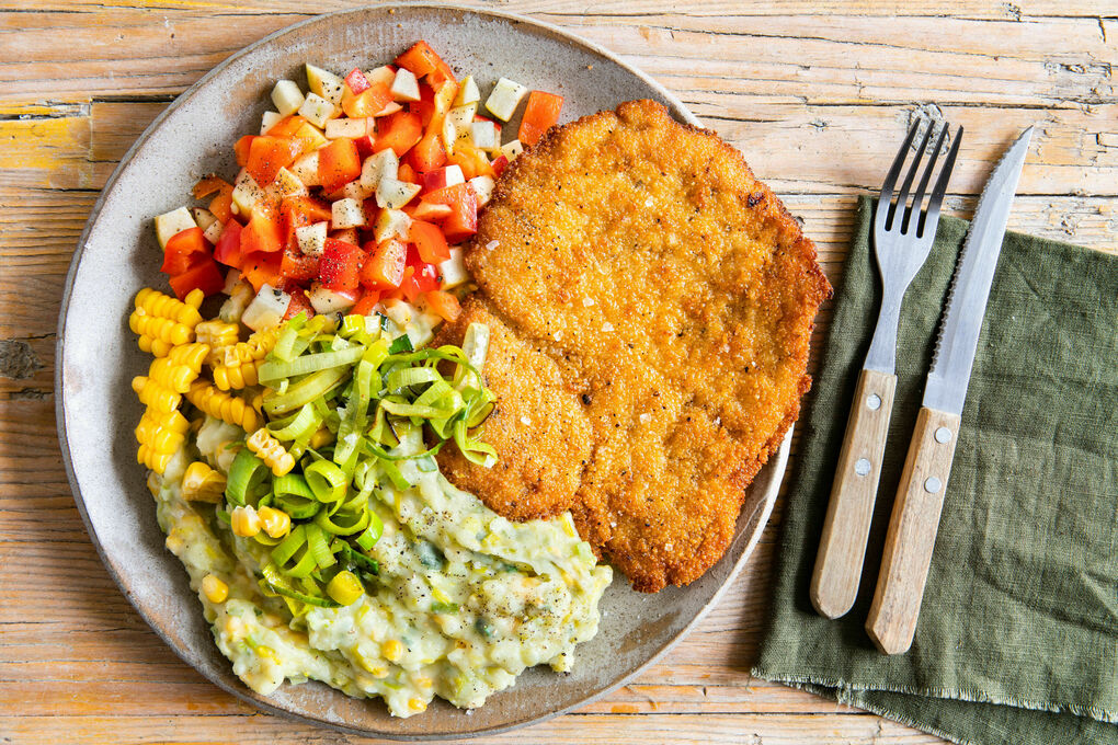 Schnitzel mit Paprika-Apfel-Relish und Kartoffel-Lauch-Stampf mit Mais