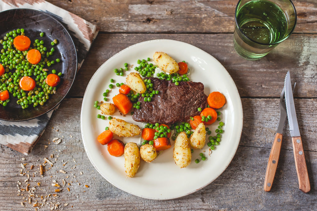 Rinder-Hüftsteak mit Salzstangenkartoffeln und Erbsen-Gem