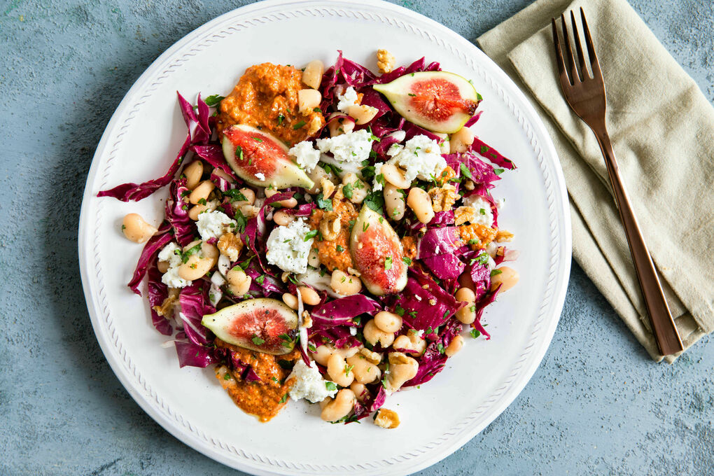 Radicchio-Bohnen-Salat mit Feta & Feigen mit Paprika-Walnuss-Creme