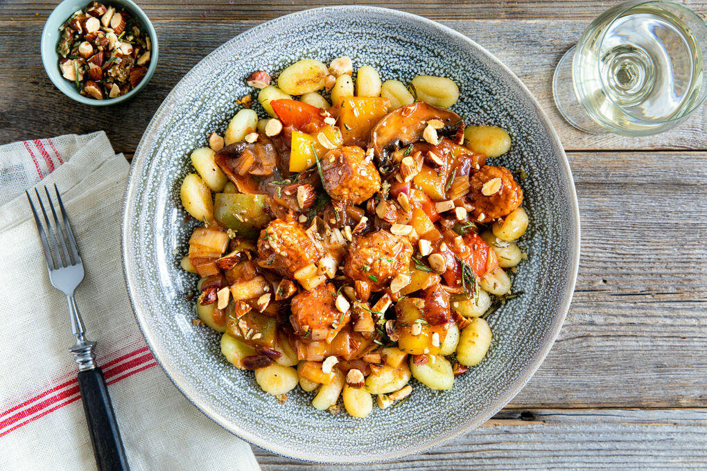 Vegane „Hackbällchen“ in Tomatensauce auf knusprigen Rosmarin-Gnocchi